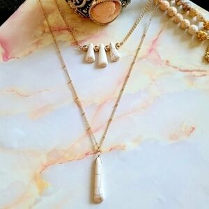 IVORY CRACKLEDSTONE GOLD LAYERED PENDANT NECKLACE